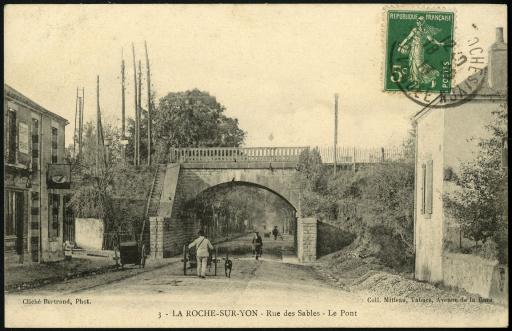 Le pont ferroviaire de la rue des Sables (actuel pont Lucien Morineau, vues 1-8 ; attelage de boeufs et troupeau de moutons, vue 2, train, vues 4-6), le passage à niveau des Forges sur la route d'Aizenay (vues 9-11) / Bertrand phot. (vue 1) ; Mme Milheau phot. (vues 4-5) ; Dugleux phot. (vue 10).